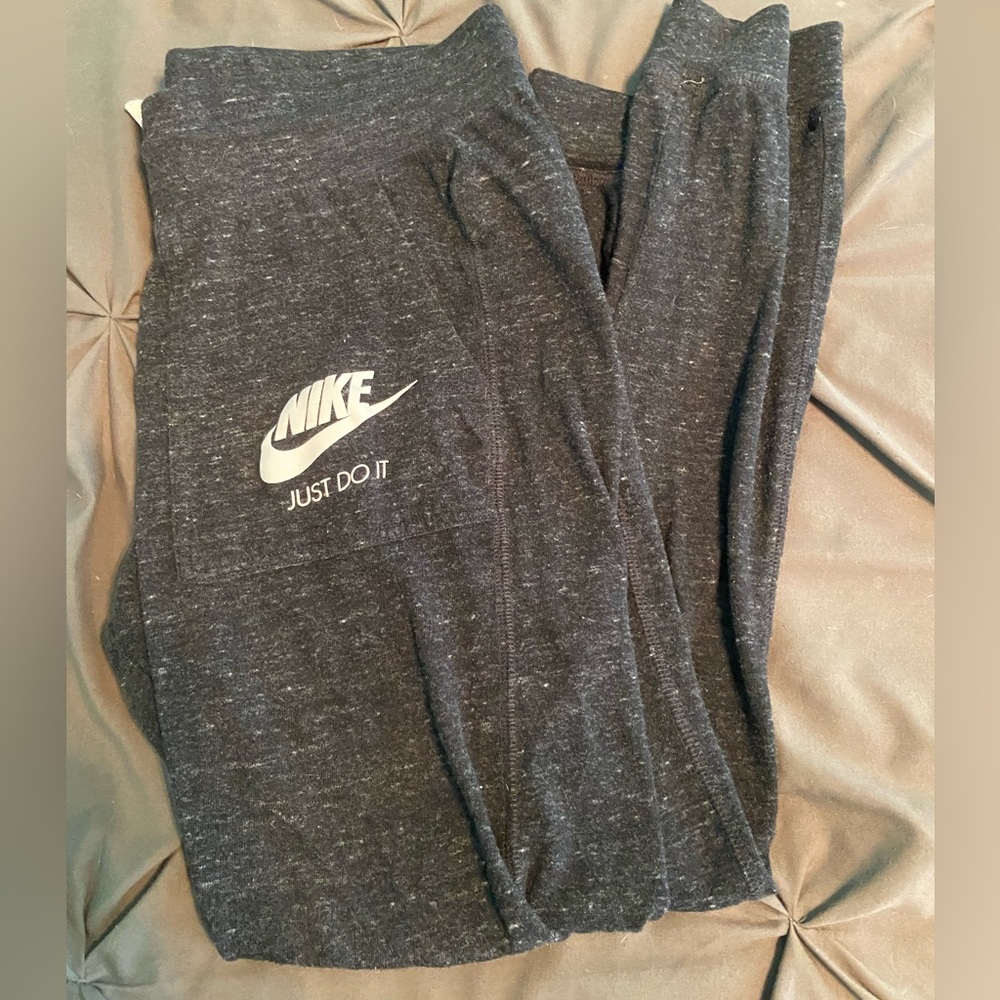 Nike joggers. Size small. Excellent condition.